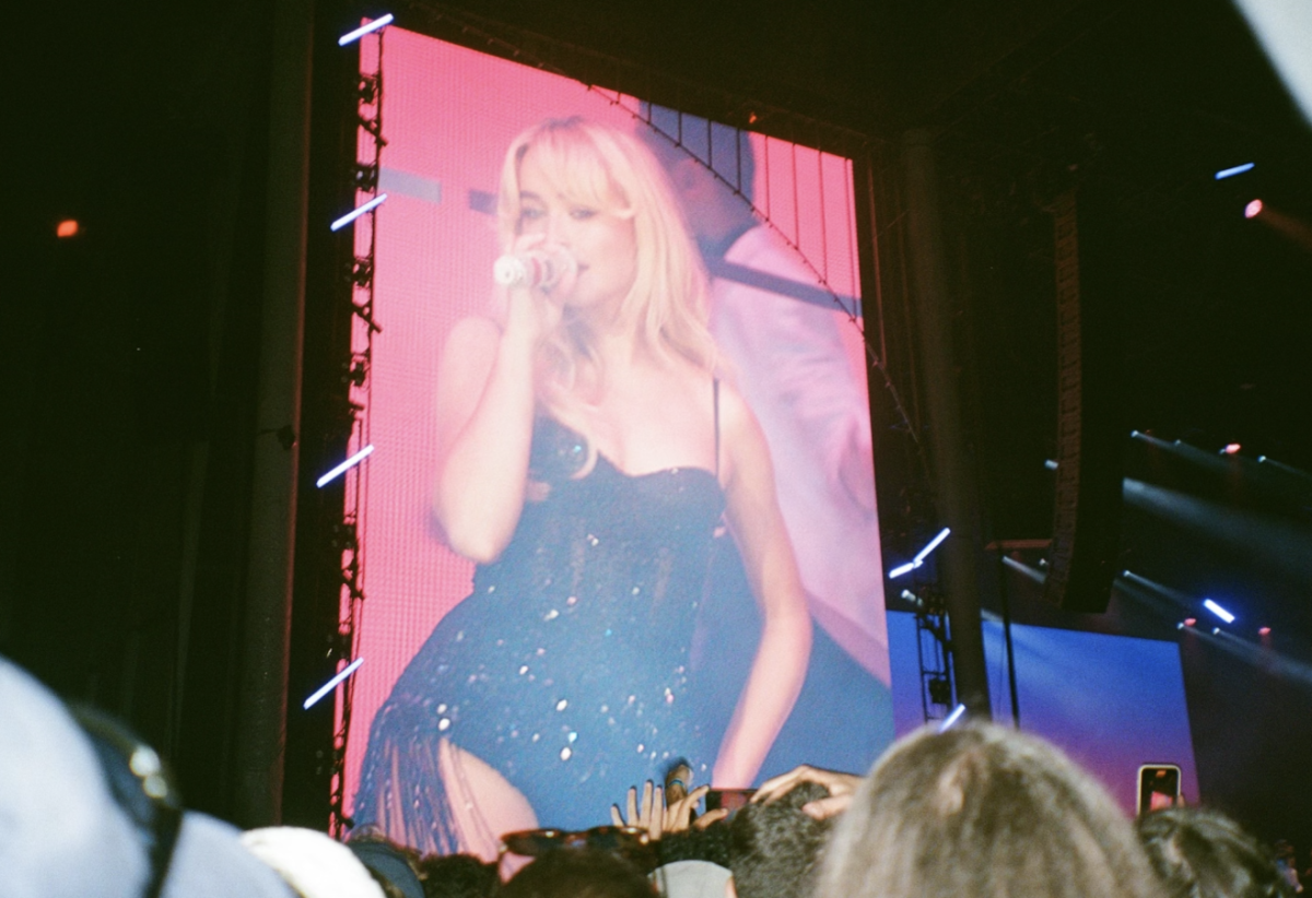 Please, please, please keep singing! Here’s Sabrina Carpenter lighting up the stage as a Saturday performer.